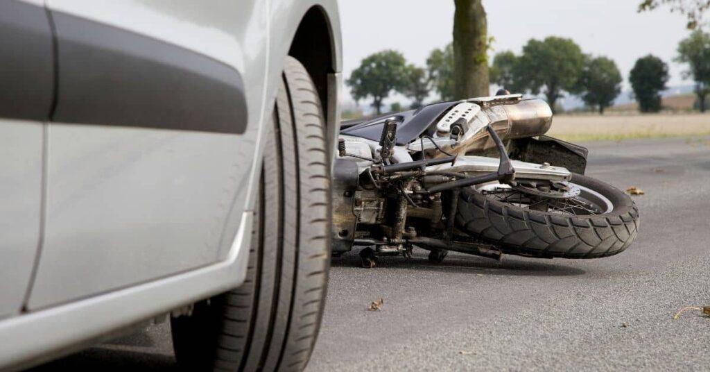¿Puedo presentar una reclamación por accidente de motocicleta si no llevaba casco?