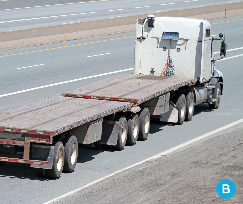Camión semirremolque de plataforma vacío en una autopista